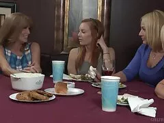 若い金髪fucksすべての穴です。 女の子 の 為 の アダルト 動画 二人のメンバーが一度口の中で口に入れる！