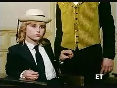 白人男性は黒人女性の膣を貫通し、精子の漏れの外観を楽しんでいます 女性 の ため アダルト 無料